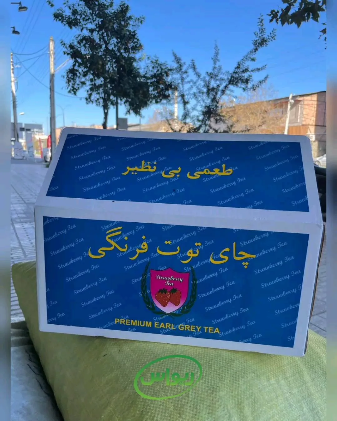 چای توت‌فرنگی عطری، رنگ آبی و سفید، جنس مقوا، جعبه مستطیلی