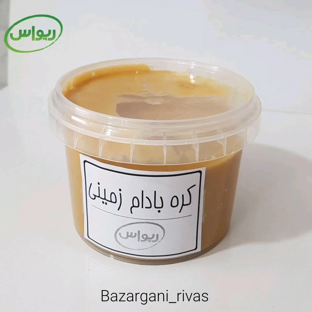 کره بادام زمینی خالص بدون شکر، رنگ قهوه‌ای روشن، خمیر در ظرف