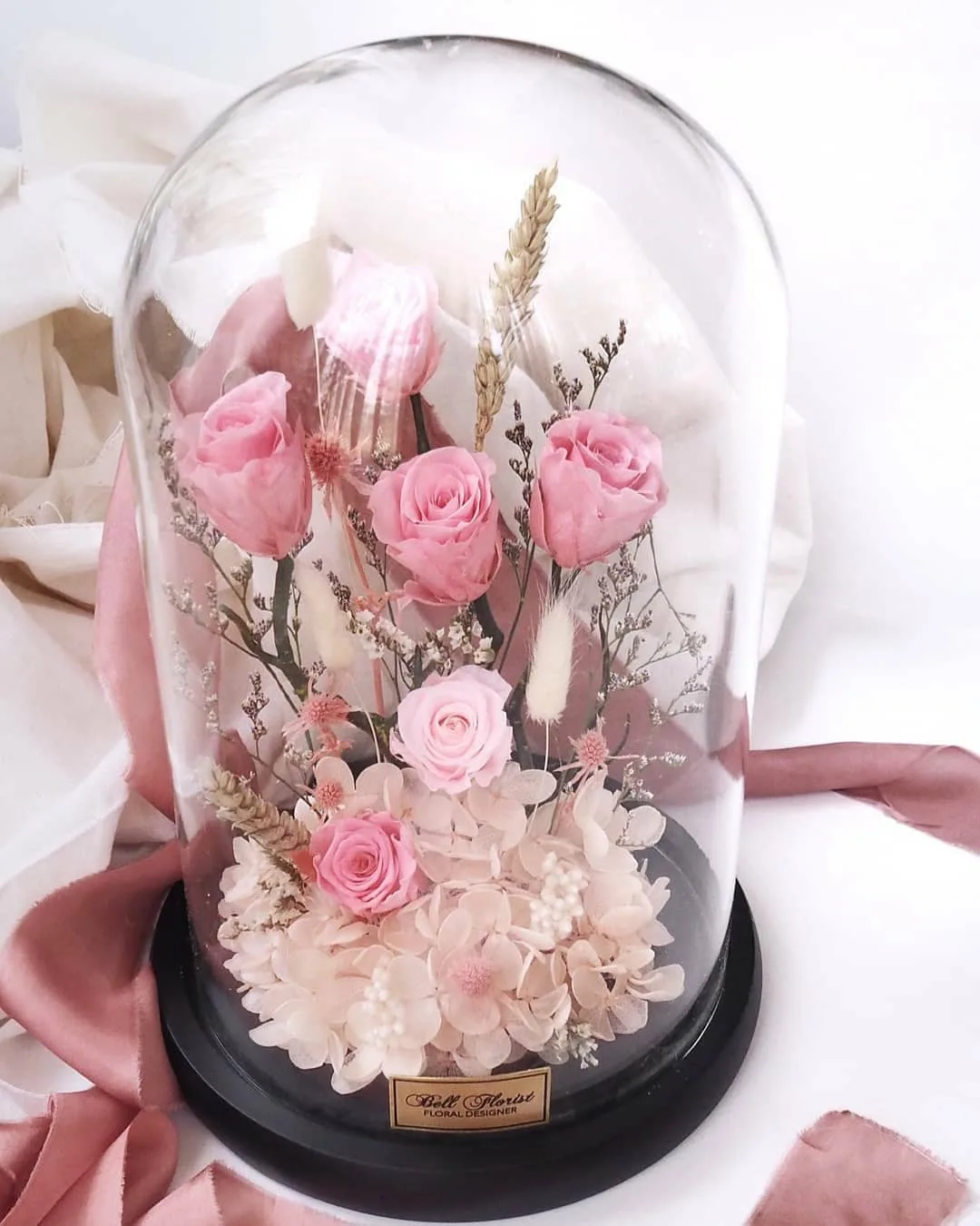 رز جاودان در گنبد شیشه‌ای، رنگ صورتی، سفید و مشکی، جنس گیاه، طرح گلدار، گنبد شیشه‌ای تزئینی