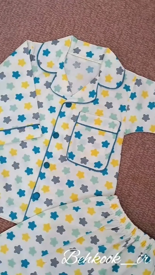 ست لباس خواب ستاره ای بچگانه، رنگ سفید، آبی، زرد و خاکستری، طرح شخصیت کارتونی، آستین کوتاه، یقه انگلیسی