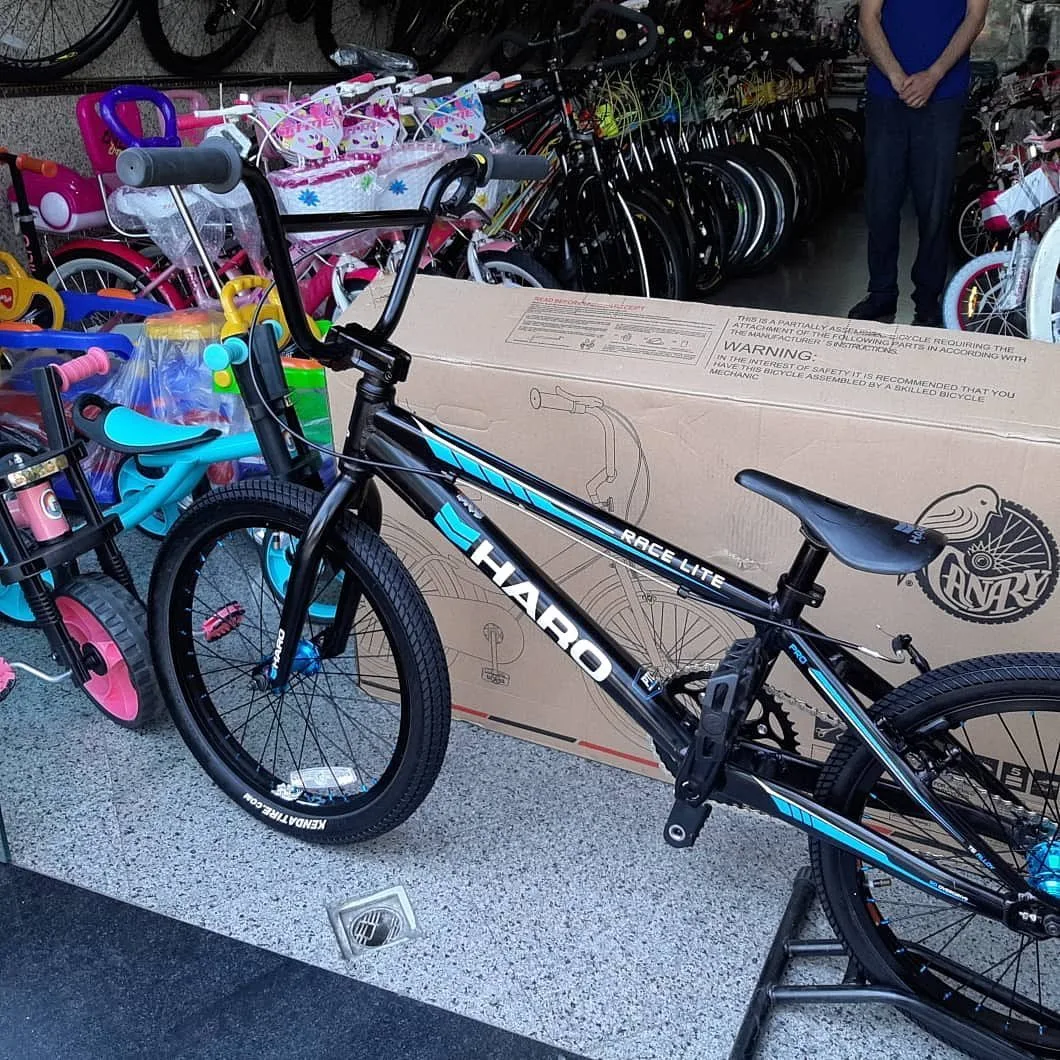 دوچرخه BMX مدل ریس هارو، رنگ مشکی و آبی، جنس فلز و پلاستیک، بی‌ام‌ایکس