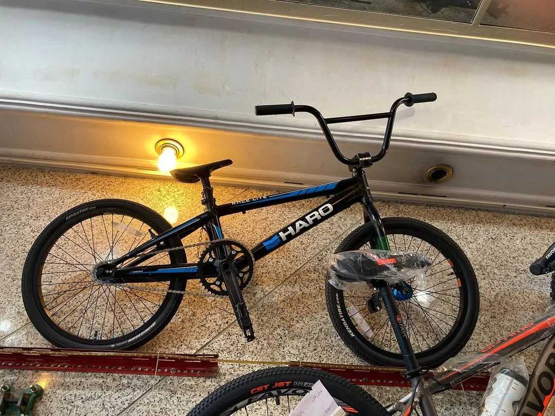 دوچرخه BMX مدل ریس هارو، رنگ مشکی و آبی، جنس فلز، دوچرخه BMX تک‌سرعته