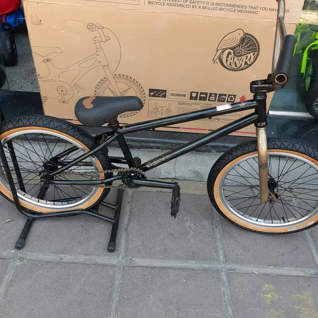 دوچرخه بی ام ایکس GT، رنگ مشکی و کرم، جنس فلز و لاستیک، مدل BMX