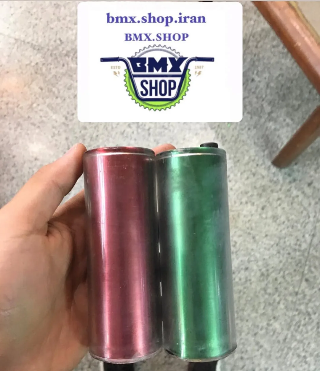 پگ دوچرخه BMX ترکام، رنگ قرمز و سبز، جنس فلز، استوانه‌ای لوله‌ای