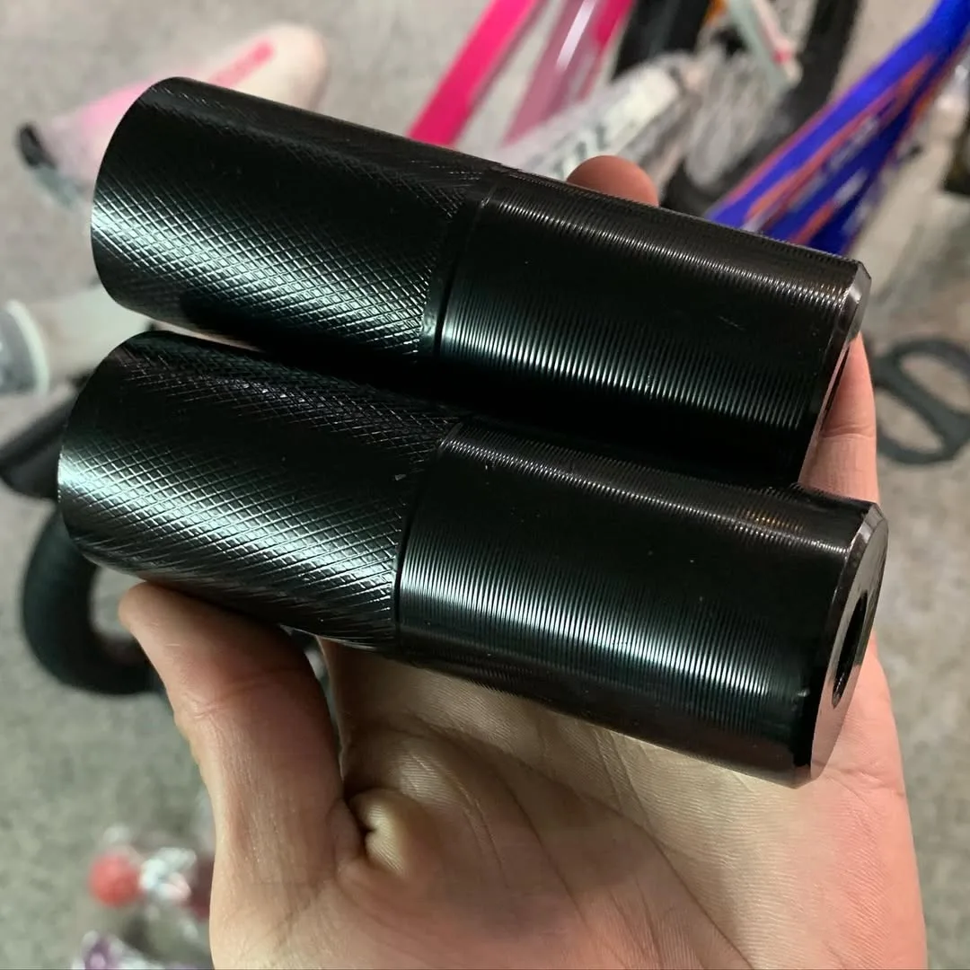 پگ دوچرخه BMX ترکام، رنگ مشکی، جنس فلز، طرح هندسی، استوانه‌ای