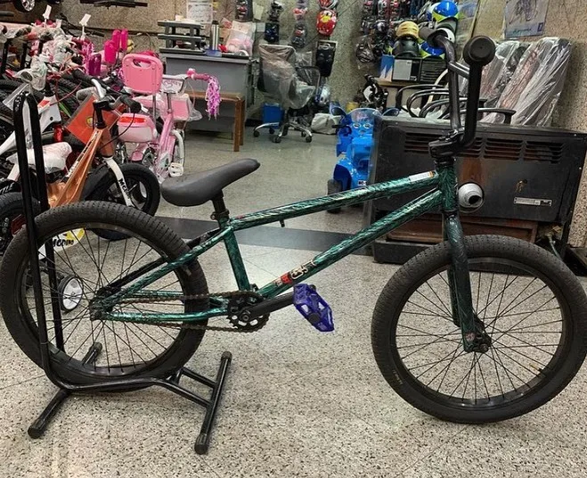دوچرخه BMX در حد آکبند جی تی، رنگ سبز و مشکی، جنس فلز و لاستیک