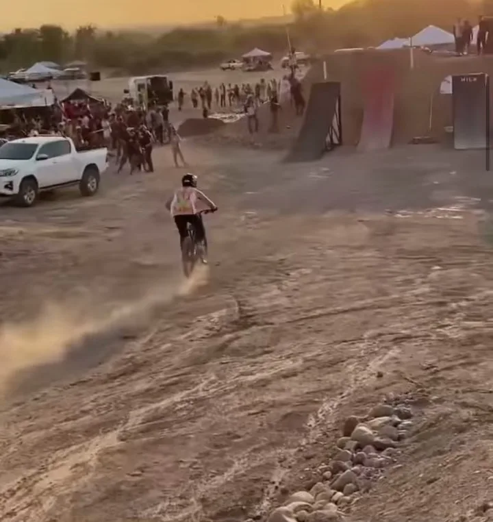دوچرخه BMX، رنگ سیاه و سفید، کوهستان