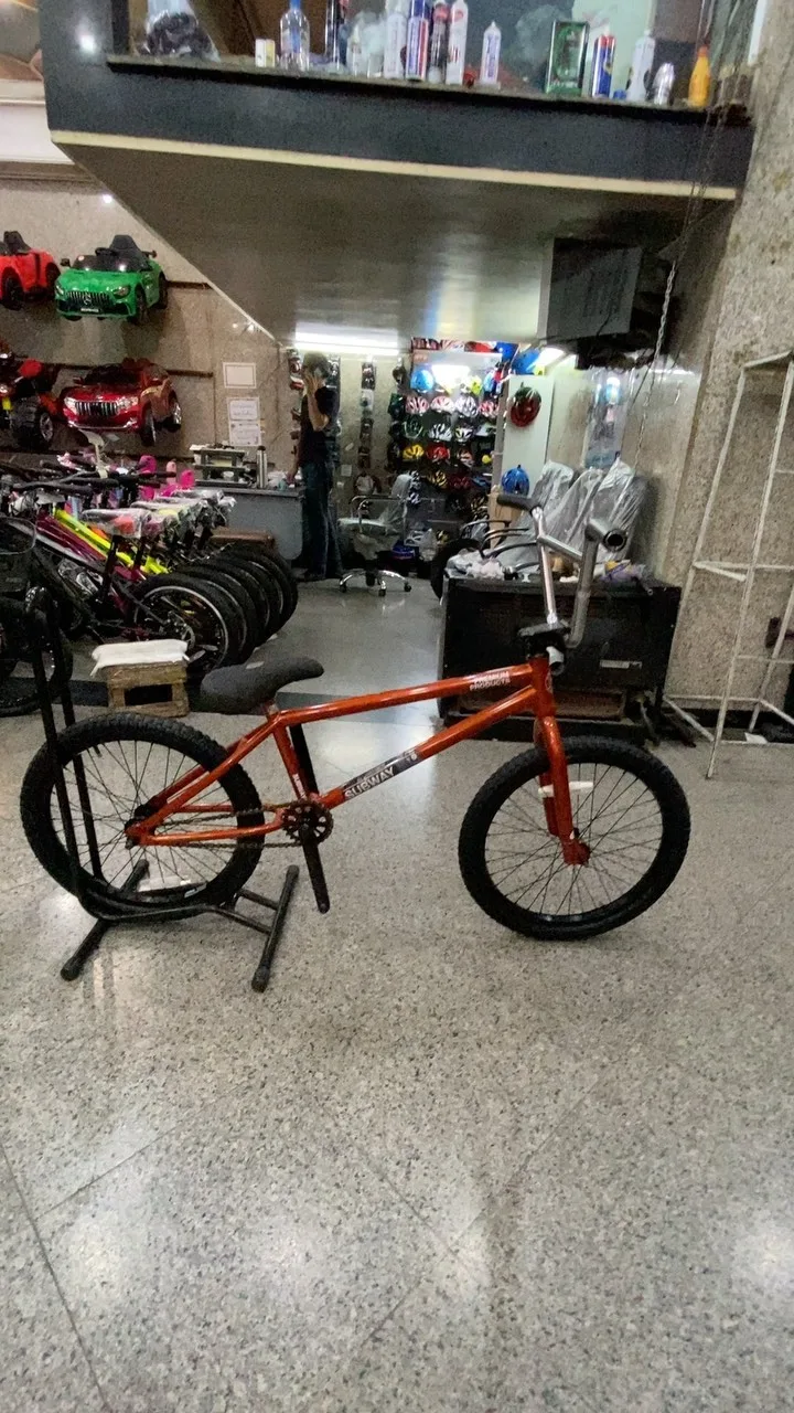 دوچرخه BMX مدل سابوی آکبند، رنگ نارنجی و مشکی، جنس فلز و پلاستیک