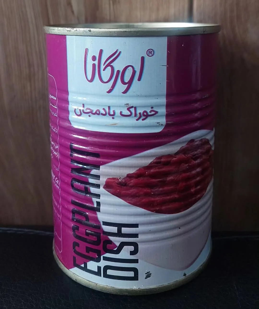 کنسرو خوراک بادمجان اورگانا، رنگ سرخابی و سفید، جنس فلز، استوانه‌ای