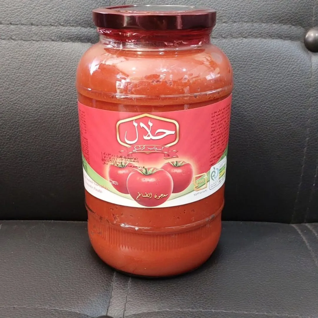 رب شیشه‌ای ۲ کیلویی حلال، رنگ قرمز و سفید، طرح گلدار، شیشه درب‌دار بزرگ