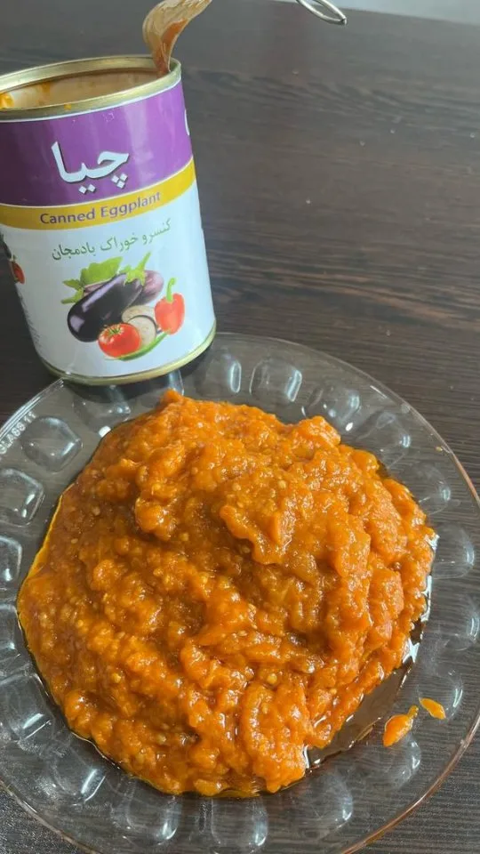 کنسرو بادمجان چیا، رنگ نارنجی، بنفش و سفید، جنس فلز، قوطی استوانه‌ای