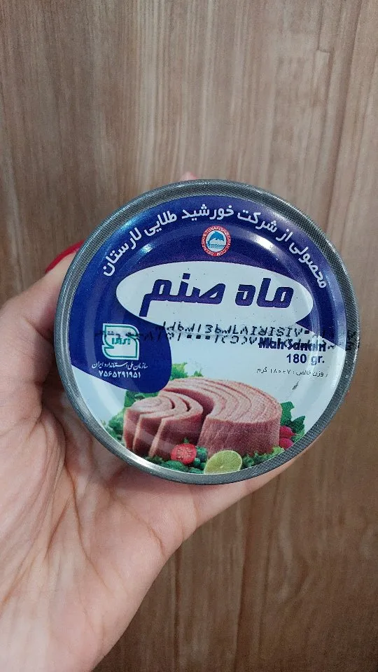 تن ماهی ماه صنم ۱۸۰ گرمی، رنگ آبی، نقره‌ای و قرمز، جنس فلز، استوانه‌ای فلزی