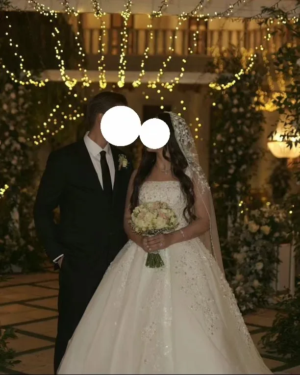 لباس عروس با تور و شنل و ژپون، رنگ سفید، جنس توری، طرح گلدوزی، بلند، دکلته، پف‌دار