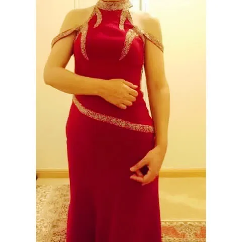 لباس مجلسی کرپ فرانسه سایز ۳۸ — رنگ قرمز — نمای روبه‌رو — تزیینات طلایی — عکس ۲