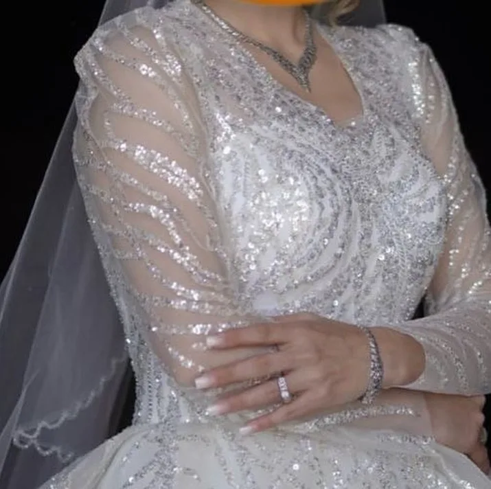 لباس عروس بالاتنه دانتل با ژپون — رنگ سفید — نمای جزئیات — بالاتنه دانتل — عکس ۲