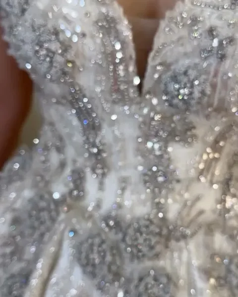 لباس عروس سایز ۳۶ تا ۴۰ — رنگ سفید — نمای جزئیات — منجوق‌دوزی — عکس ۴