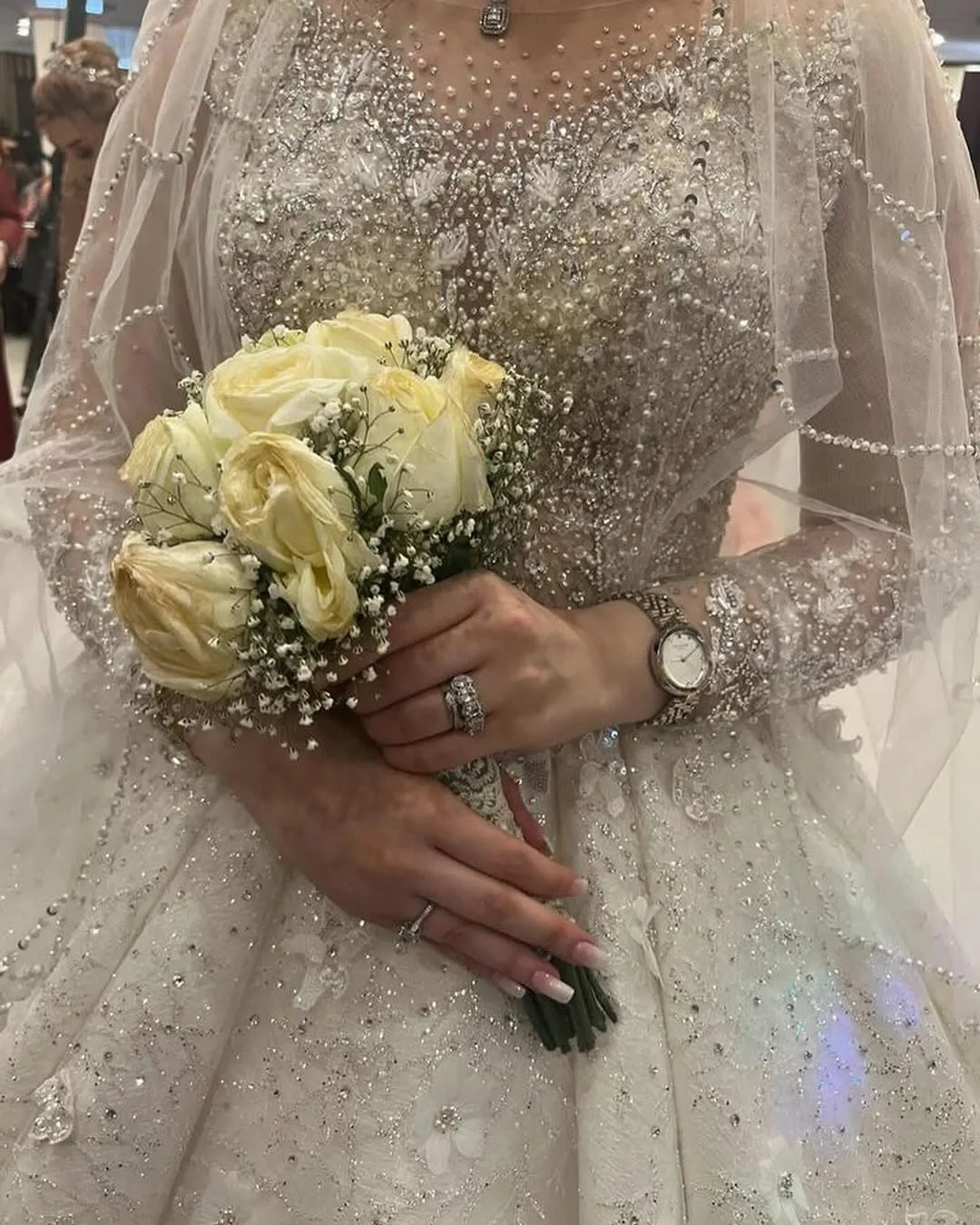 لباس عروس، رنگ سفید، طرح گلدوزی، بلند، آستین بلند