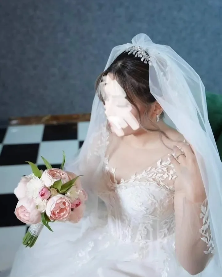 لباس عروس چاکدار سایز ۳۸ تا ۴۲ — رنگ سفید — نمای جزئیات — تور سر — عکس ۲