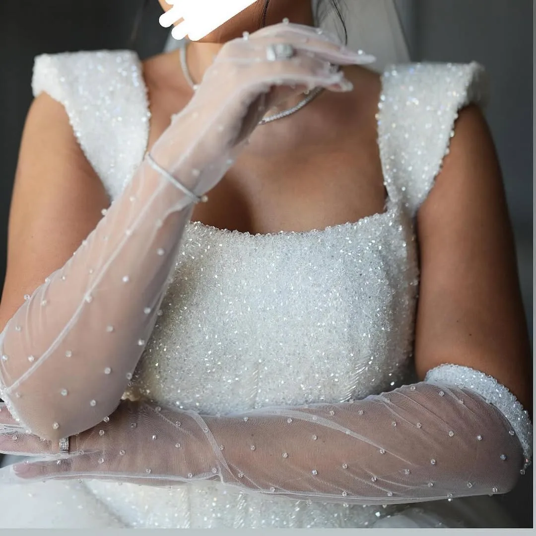 لباس عروس کریستال‌دوزی سایز ۳۸، رنگ سفید، جنس تور و مروارید، یقه خشتی، آستین حلقه‌ای