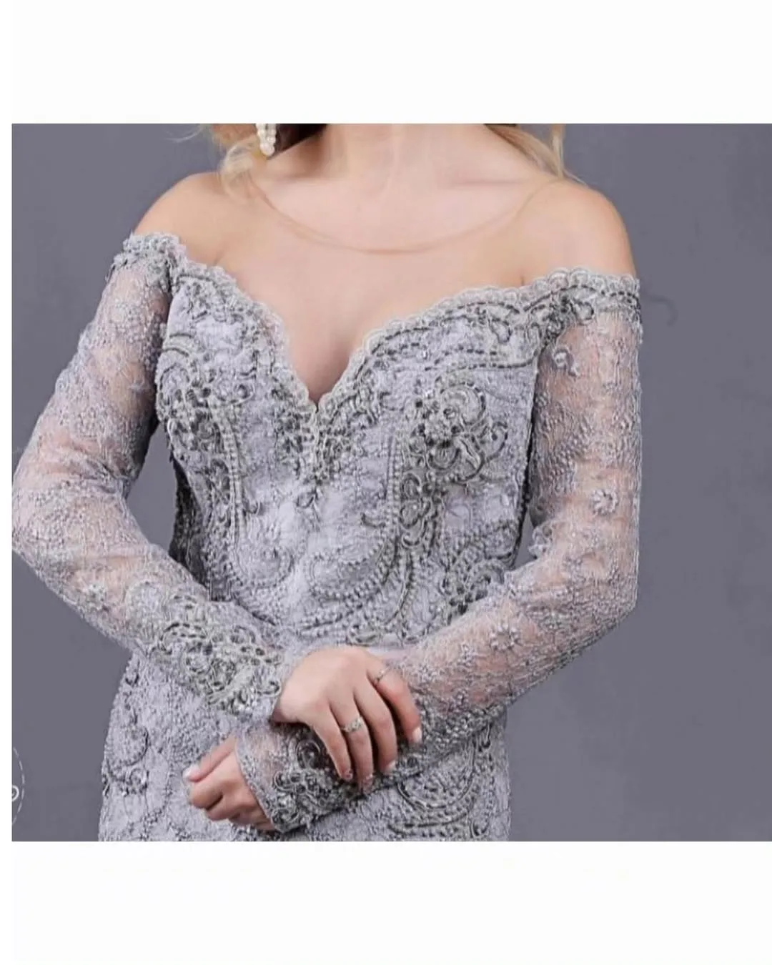 لباس مجلسی دست دوزی سایز ۴۰ و ۴۲، رنگ خاکستری، جنس توری، طرح گلدوزی، یقه V، آستین بلند