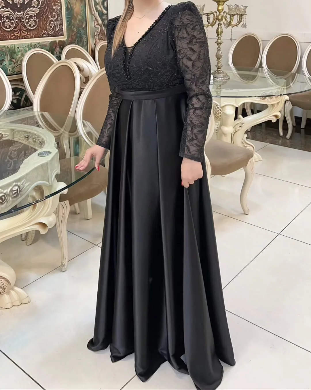 لباس مجلسی سایز ۴۴، رنگ مشکی، جنس گیپور و ساتن، طرح گلدوزی، بلند، آستین بلند، جذب