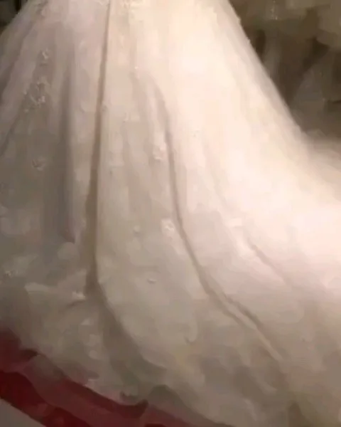 لباس عروس ترک سایز ۴۰ تا ۴۴، رنگ سفید، جنس تور، طرح گلدوزی، بلند، یقه دکلته، بدون آستین، پفی