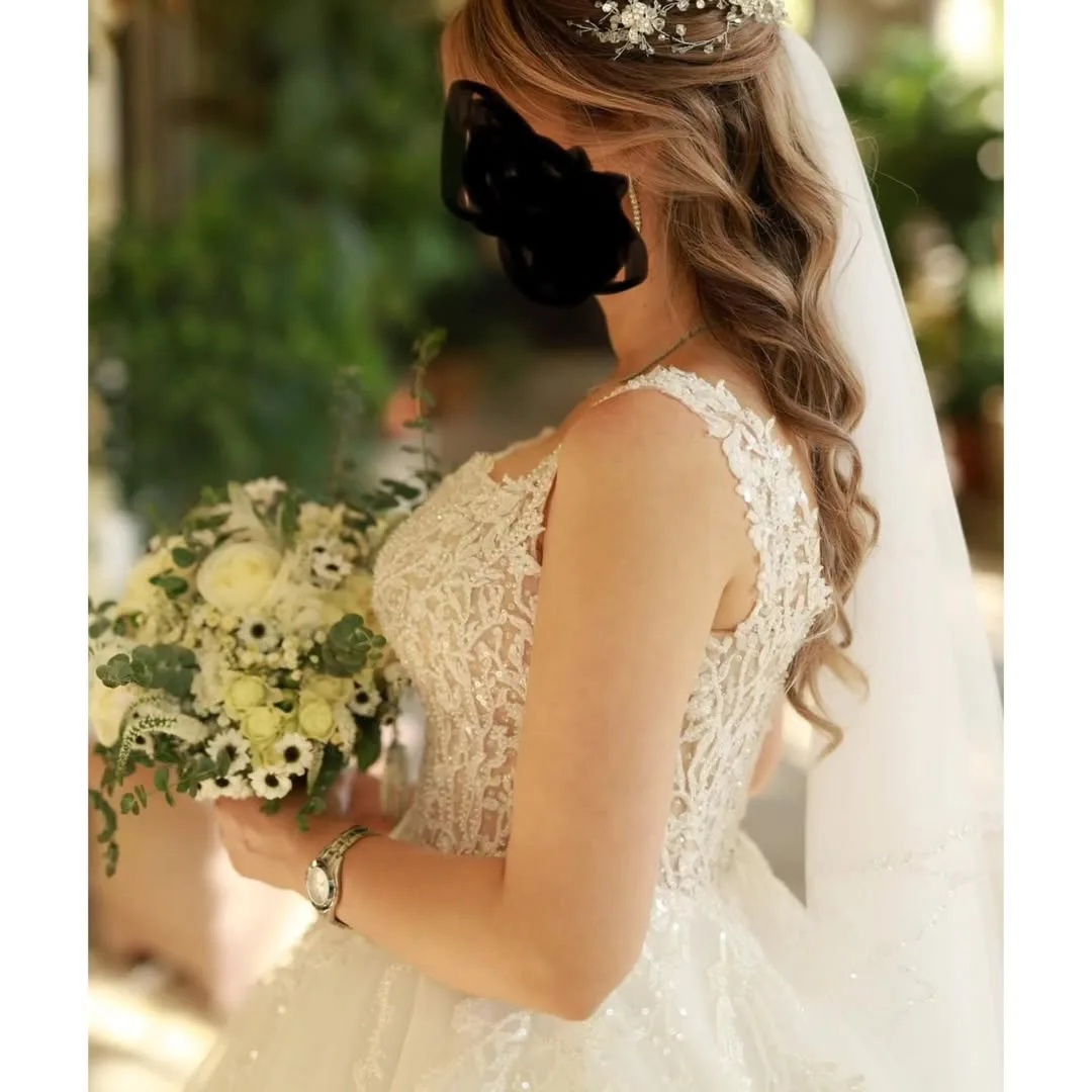 لباس عروس، رنگ سفید، جنس توری، طرح گلدار، بلند، یقه دکلته، بدون آستین
