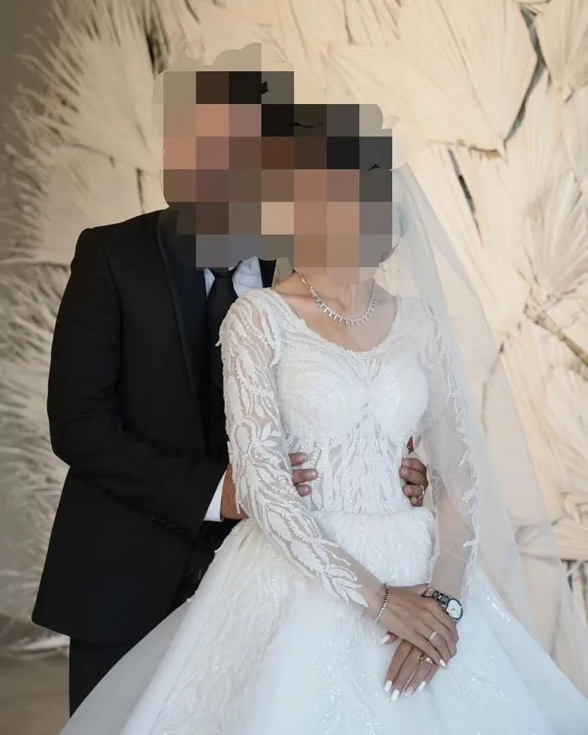 لباس عروس دانتل سایز ۳۴ تا ۳۶، رنگ سفید، جنس توری، طرح گلدوزی، بلند، آستین بلند، یقه گرد