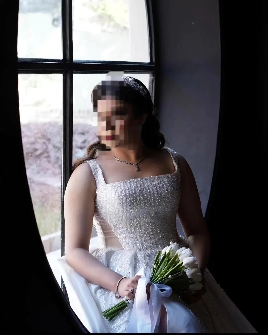 لباس عروس مزون‌دوز سایز ۴۲ و ۴۴ — رنگ سفید — نمای جزئیات — بند دکلته — عکس ۶