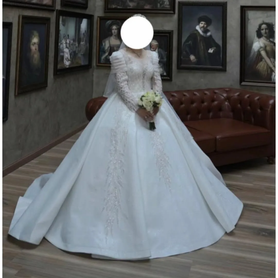 لباس عروس دانتل سنگدوزی مزوندوز، رنگ سفید، جنس ساتن و تور، بلند، یقه دکلته، آستین بلند