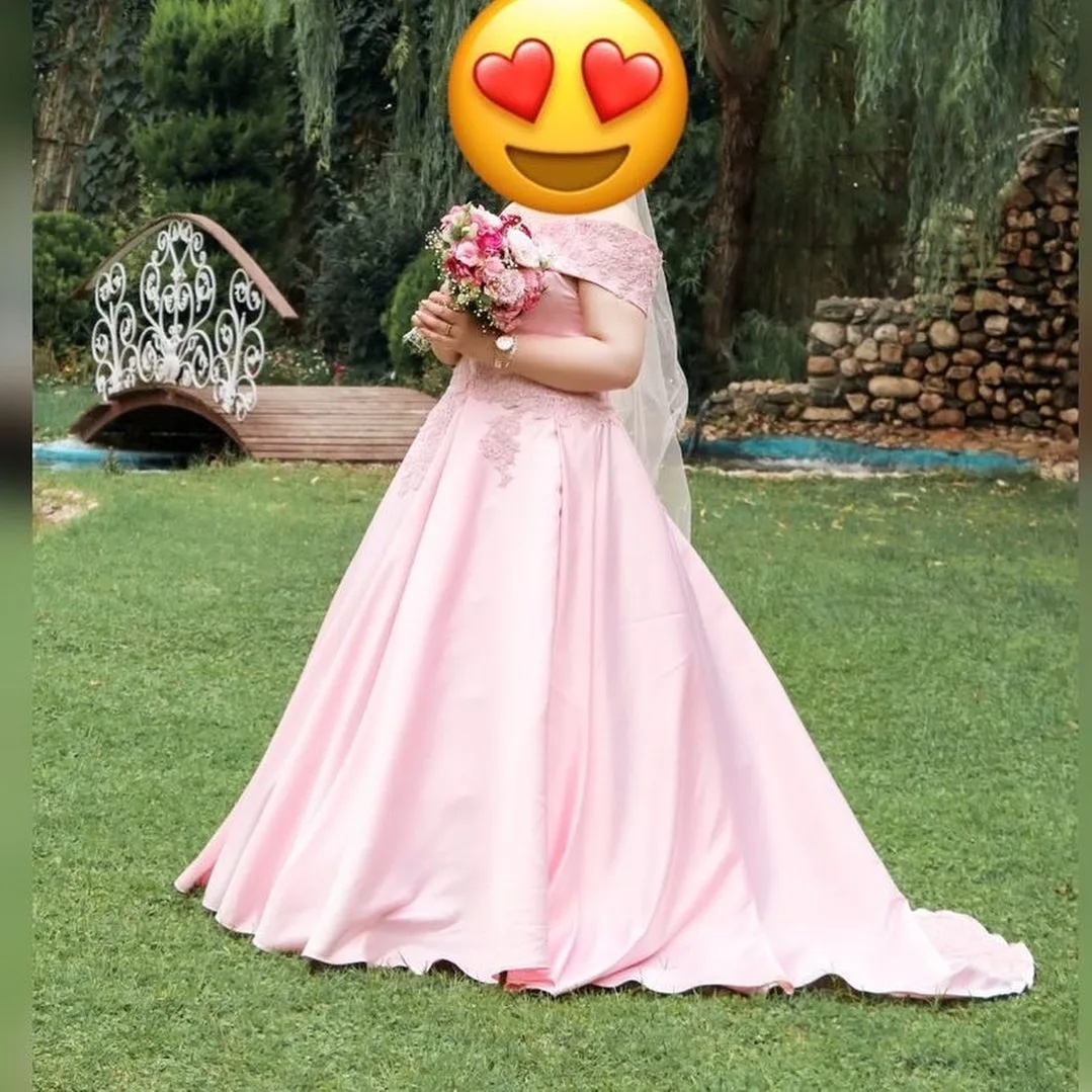 لباس مجلسی ساتن و دانتل سایز ۴۲ تا ۴۸، رنگ صورتی، بلند، دکلته، گشاد