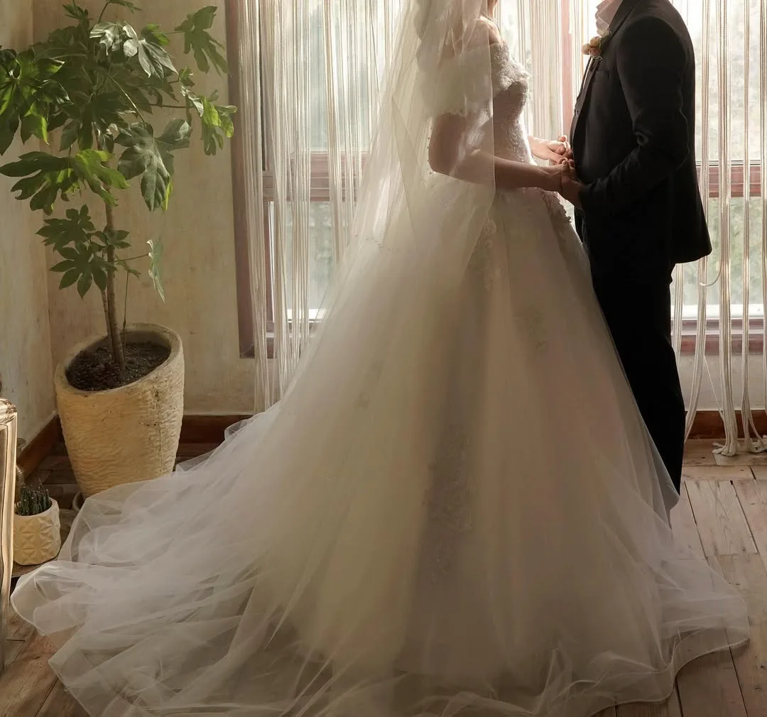 لباس عروس دنباله‌دار مزون‌دوز — رنگ سفید — نمای کنار — دنباله‌دار — عکس ۴