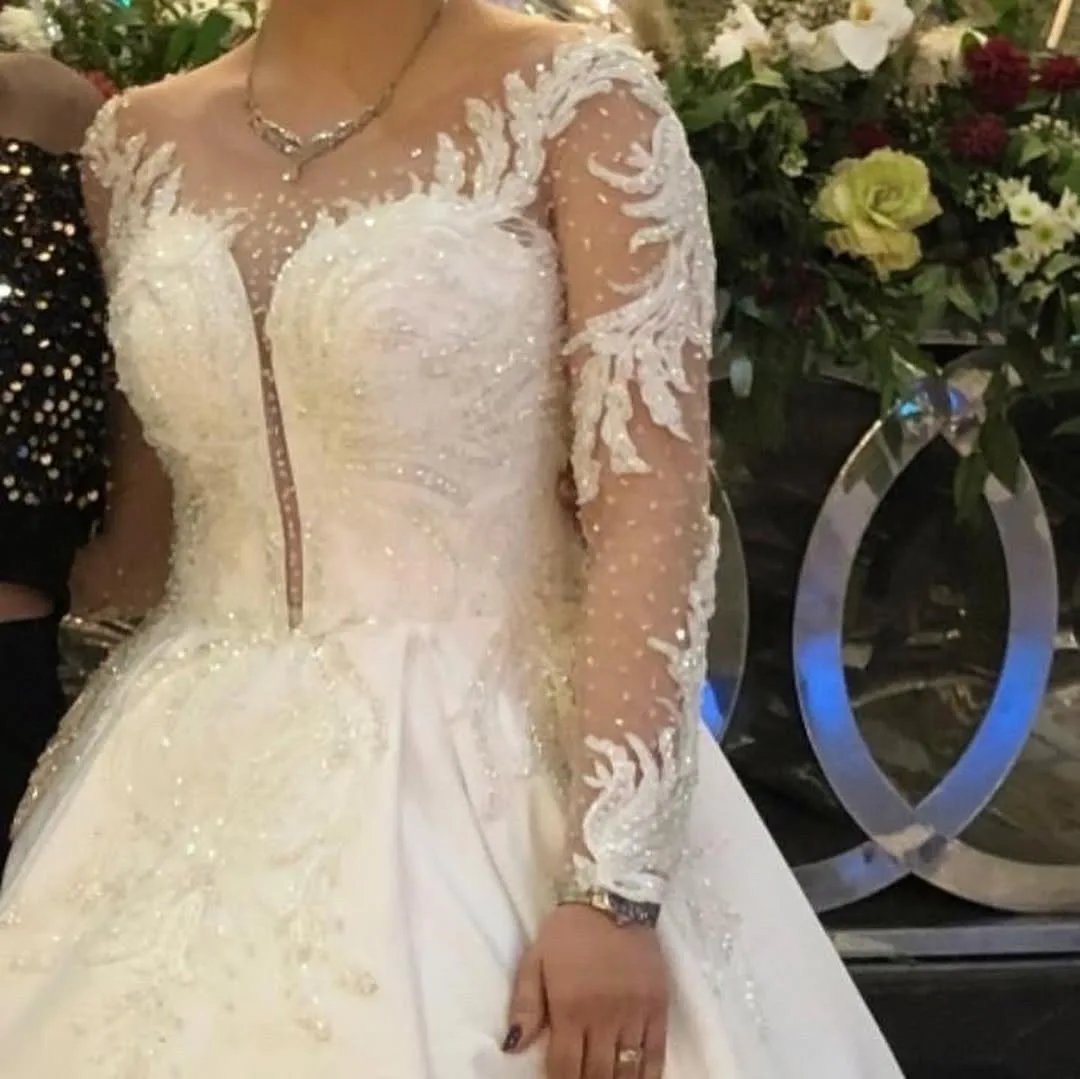 لباس عروس گیپور و ساتن سایز ۳۸، رنگ سفید، جنس توری، طرح گلدوزی، بلند، آستین بلند، یقه قلبی