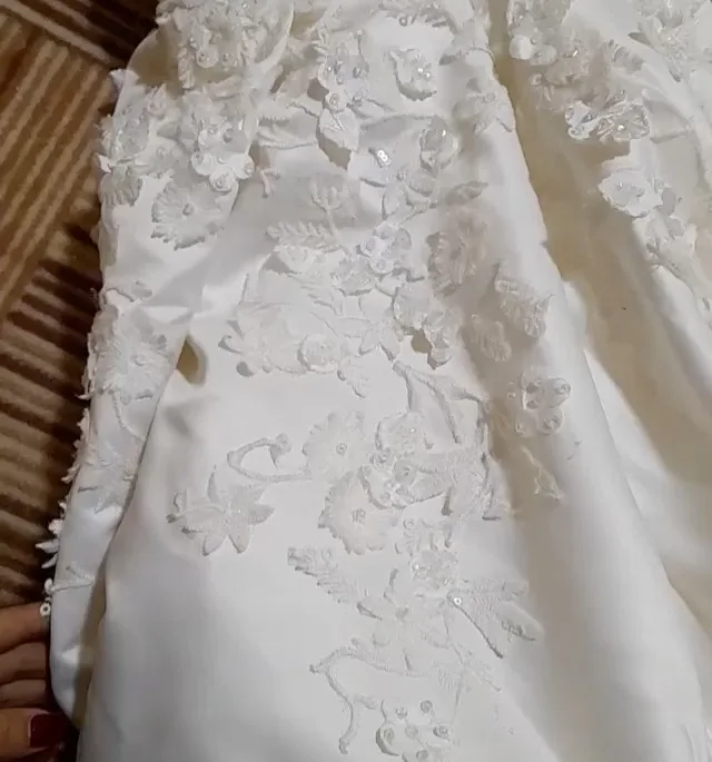 لباس عروس ساتن سایز ۳۶ تا ۴۶ — رنگ سفید — نمای جزئیات — منجوق‌دوزی — عکس ۴