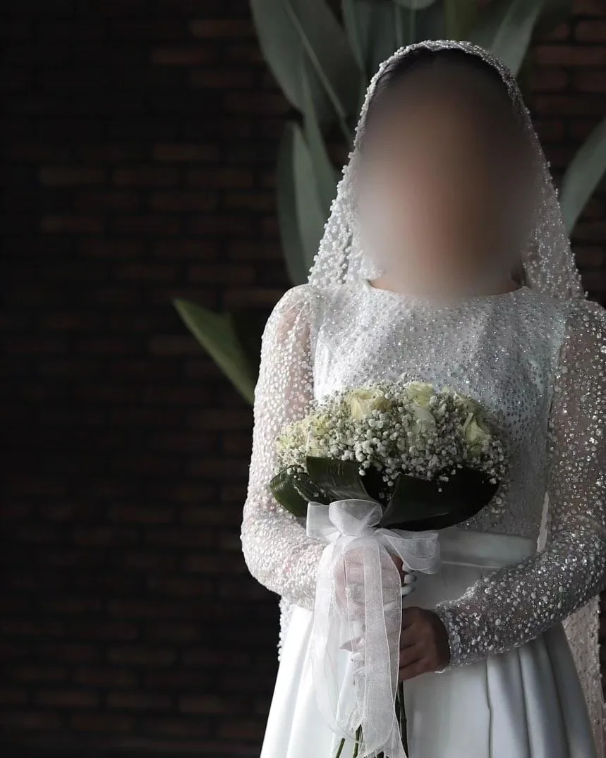 لباس عقد گلدوزی شده سایز ۳۸، رنگ سفید، جنس توری، بلند، یقه گرد، آستین بلند