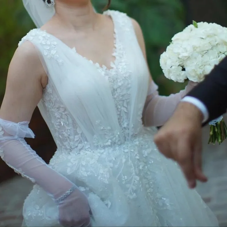 لباس عروس دانتل سایز ۳۶ و ۳۸، رنگ سفید، جنس توری و ساتن، طرح گلدوزی، بلند، یقه وی، بدون آستین