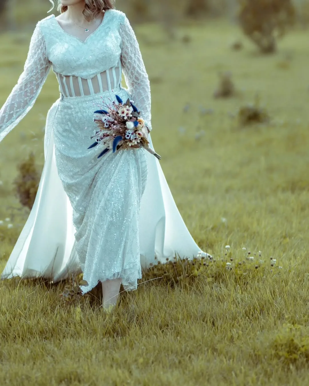 لباس عروس سنگ‌دوزی سایز ۴۰ — رنگ سفید — نمای روی‌تن — سنگ‌دوزی — عکس ۲