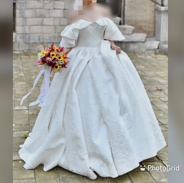 لباس عروس ساتن طرحدار سایز ۳۸ تا ۴۲، رنگ سفید، طرح گلدوزی، بلند، یقه دکلته، آستین‌دار، گشاد