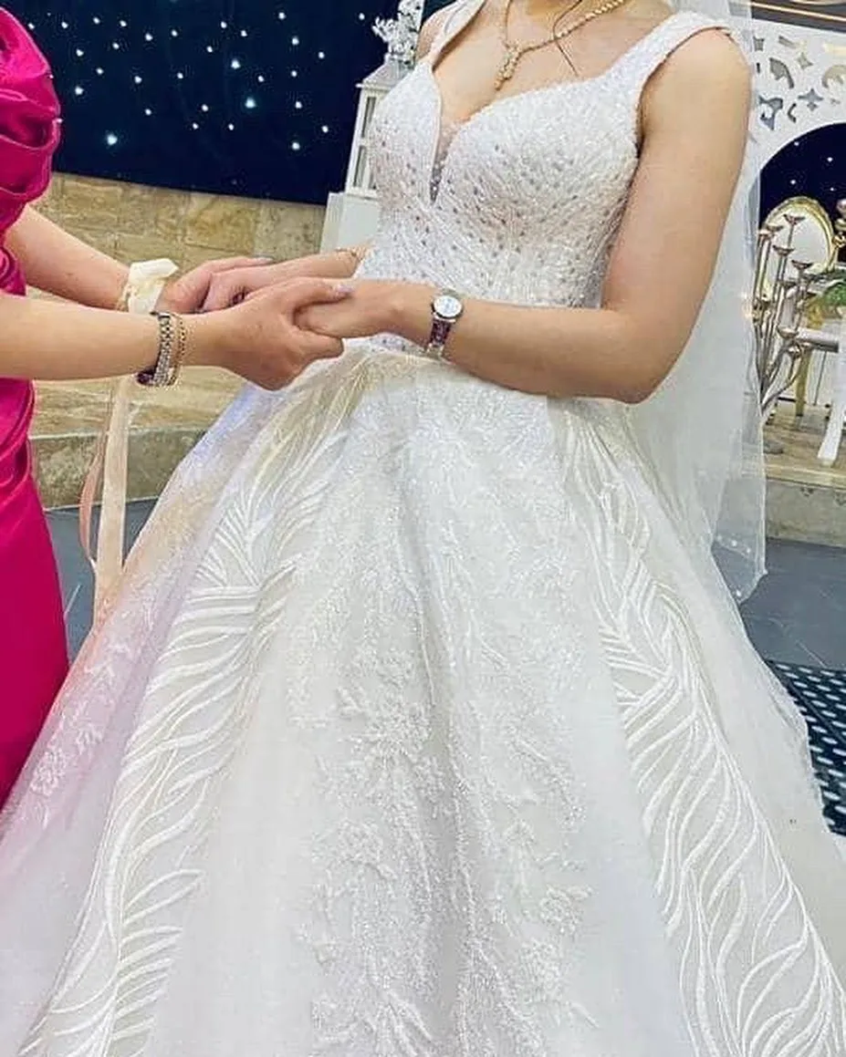 لباس عروس پارچه ترک مزون‌دوز، رنگ سفید، طرح گلدوزی، بلند، دکلته، پف‌دار