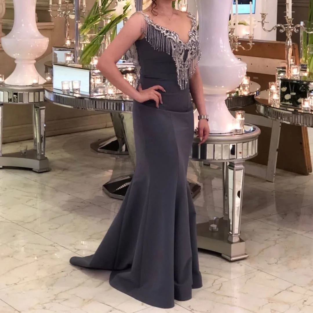 لباس شب سایز ۳۴ تا ۳۶ Sempre Collection، رنگ خاکستری تیره و نقره‌ای، طرح گلدوزی، بلند، دکلته، جذب، دم‌ماهی