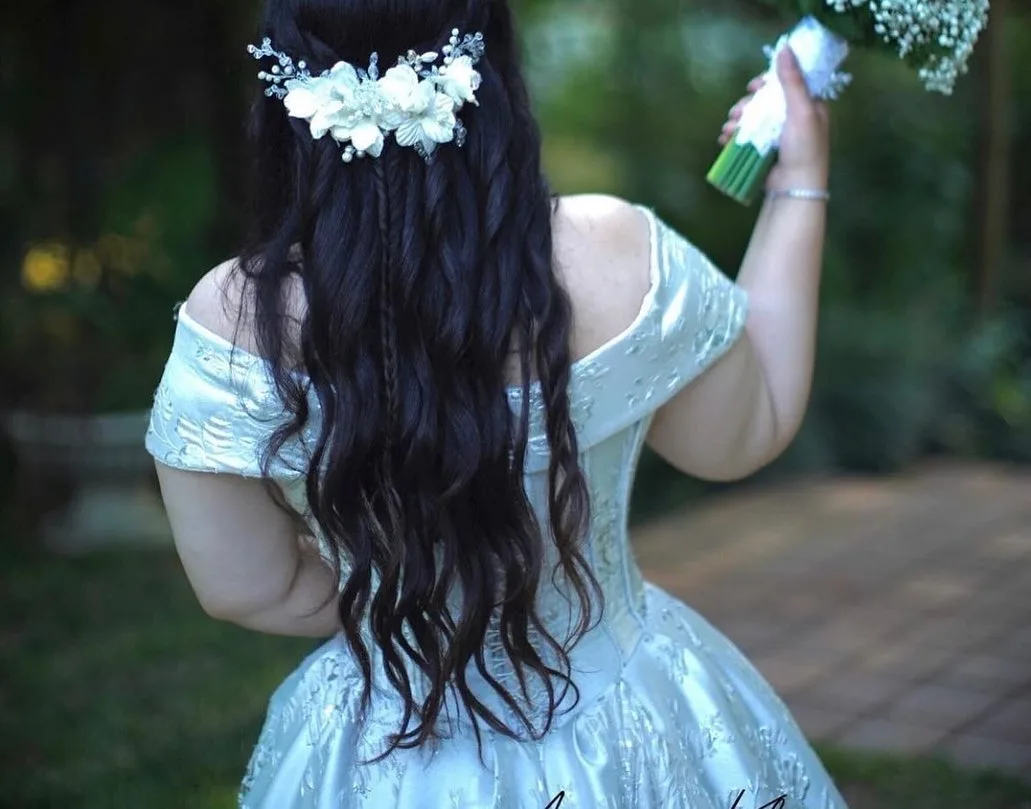 لباس عروس نقره‌ای مزونی — رنگ نقره‌ای — نمای پشت — مزونی — عکس ۶