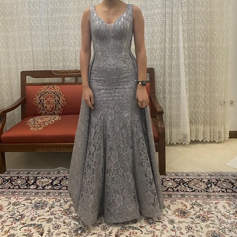 لباس مجلسی سایز ۳۸، رنگ خاکستری، جنس گیپور، طرح گلدوزی، بلند، یقه وی، بدون آستین، جذب
