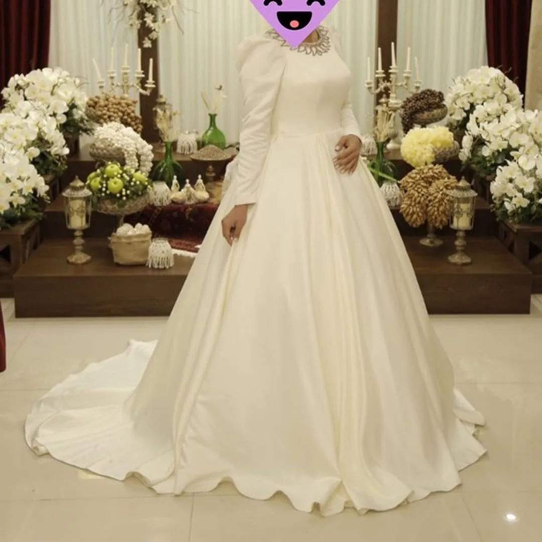 لباس عروس مناسب سایز ۳۸ تا ۴۴ — رنگ شیری — نمای کامل — یقه کار شده — عکس ۳