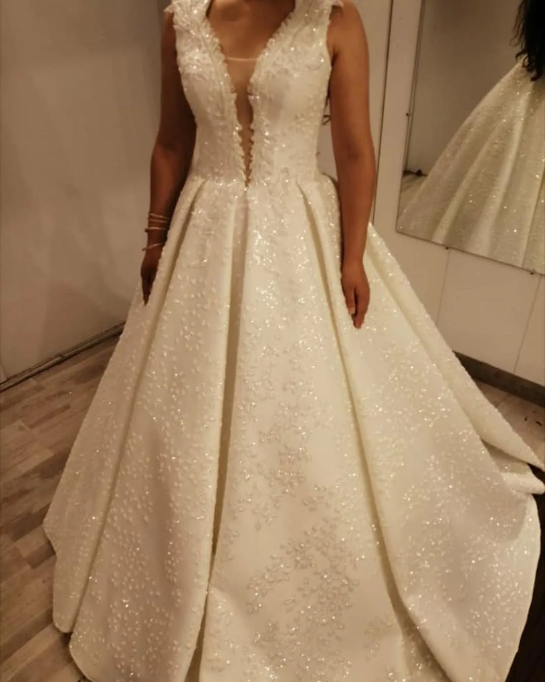 لباس عروس با تور و ژپون و کت، رنگ سفید، طرح گلدوزی، بلند، یقه V، بدون آستین