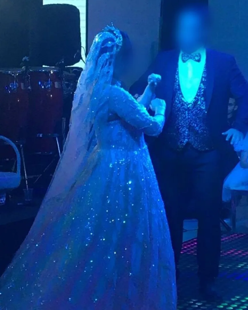 لباس عروس سفارشی‌دوز سنگ‌دوزی — رنگ سفید — نمای کنار — سنگ‌دوزی — عکس ۷