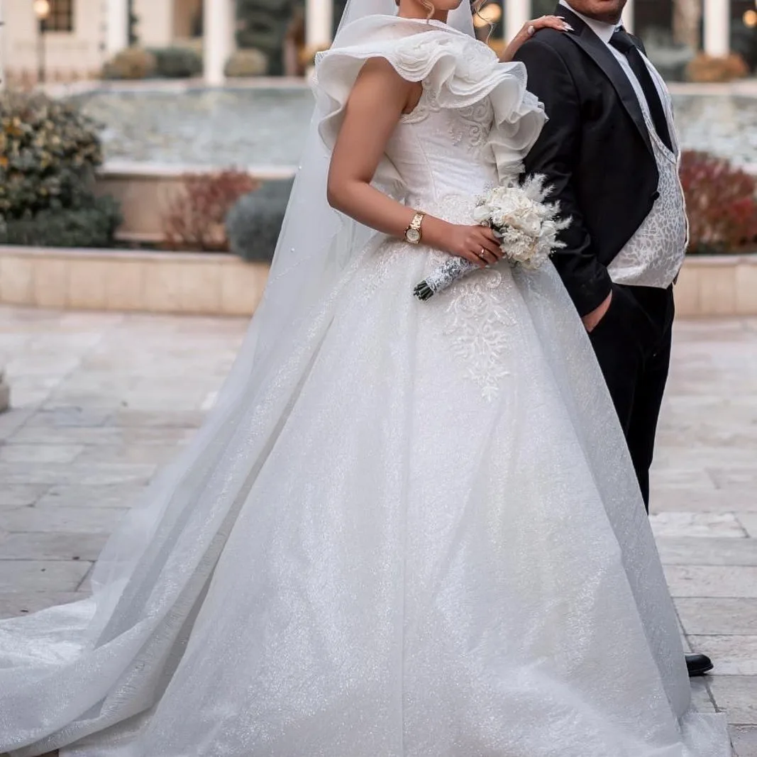 لباس عروس پارچه ترک شاین — رنگ سفید — نمای کنار — پارچه خطی ریز — عکس ۵