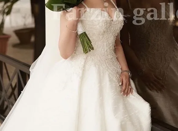 لباس عروس با شنل و تور و ژپون، رنگ سفید، جنس توری، طرح گلدوزی، بلند، یقه قلبی، بند دوشی