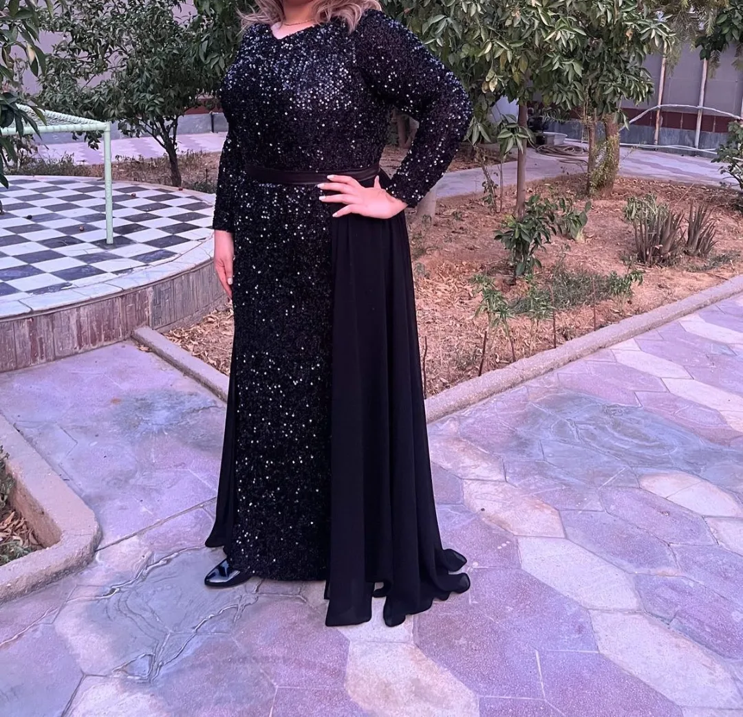 لباس شب مزون‌دوز سایز ۴۸ تا ۵۴، رنگ مشکی، جنس پولکی، بلند، یقه گرد، آستین بلند، راسته