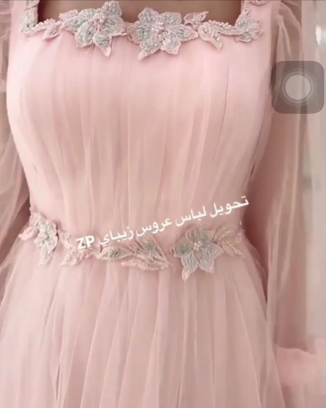 لباس مجلسی کرپ و تور سایز ۳۶ — رنگ صورتی — نمای جزئیات — گلدوزی یقه — عکس ۳