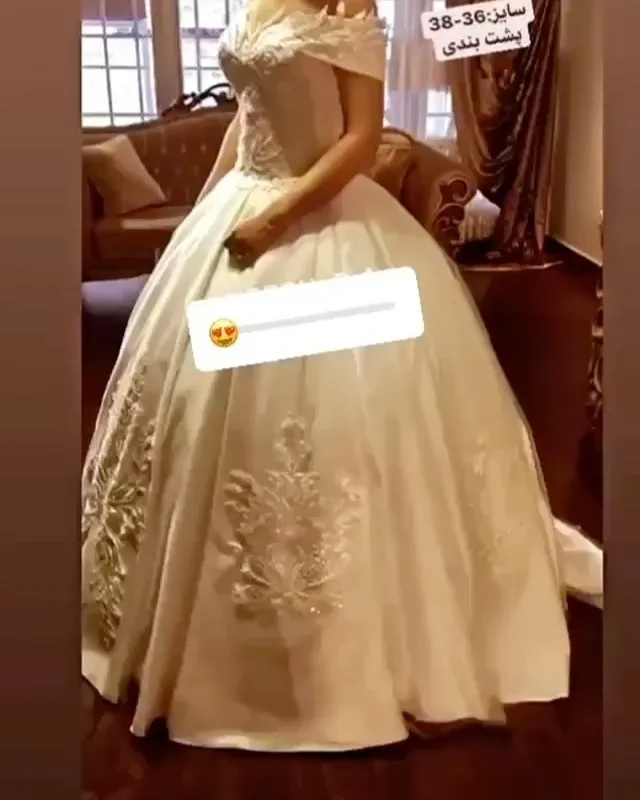 لباس عروس مزون‌دوز سایز ۳۶ تا ۳۸، رنگ سفید، جنس ساتن و تور، طرح گلدوزی، بلند، یقه قایقی، آستین‌حلقه، پفی